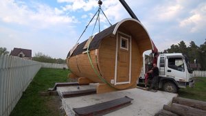 Установка бани-бочки в Новосибирске / Купить баню-бочку / Сибкедрстрой