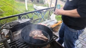 Стейки из говядины на мангале.