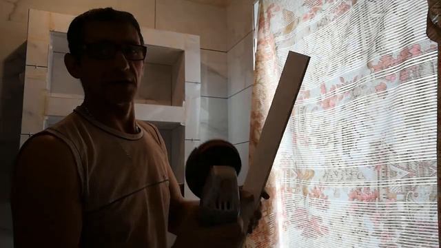 Полки в ванной из плитки