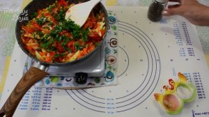 Куриные пельмени жареные с овощами