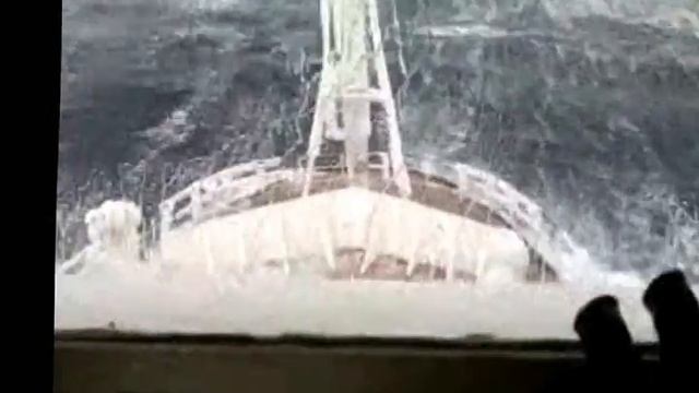 шторм в японском море