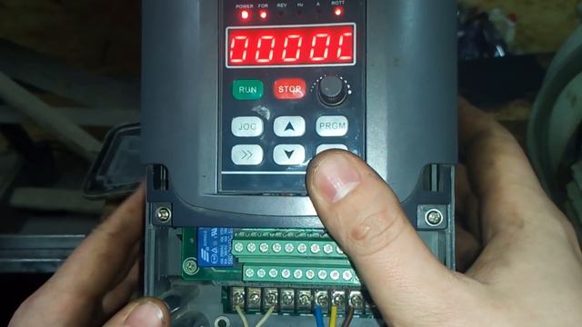 Подключение, настройка и запуск преобразователя частоты HY01D523B. смотреть онлайн