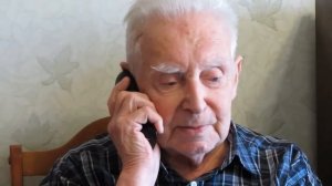 Дедушка говорит по телефону