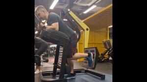 Жим 1 ногой назад в тренажёре