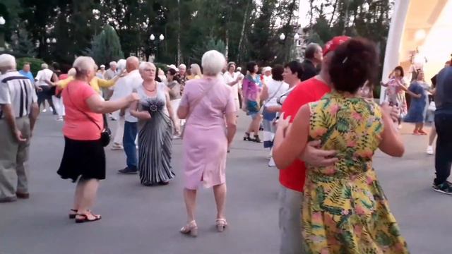 ЖИВЁТ, ЖИВЁТ В ЭТОМ ДОМЕ ГАЛИНА! СЧАСТЛИВЫЕ МОМЕНТЫ ИЗ ПАРКА ГОРЬКОГО ХАРЬКОВ ТАНЦЫ смотреть онлайн