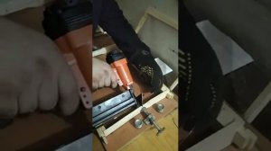 После не большой доработки... Натяжка проволоки пневмостеплером.