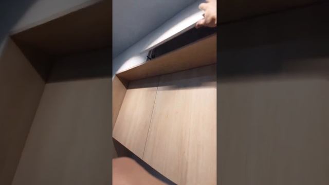 Кухня с каменной столешницей и отдельным пеналом. Отзыв клиента. Мастерская мебели Геометрия смотреть онлайн