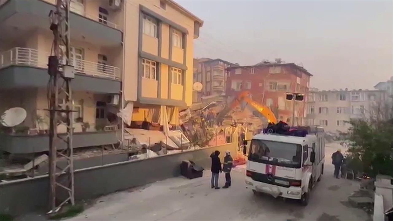 В районе турецкого города Хатай, разрушенного земл...пасатели МЧС обнаружили погибшими двоих россиян