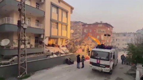 В районе турецкого города Хатай, разрушенного земл...пасатели МЧС обнаружили погибшими двоих россиян