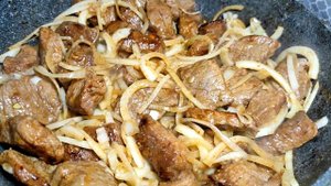 Мясо с подливой | Гуляш из говядины | Говядина тушеная с подливой рецепт на сковороде
