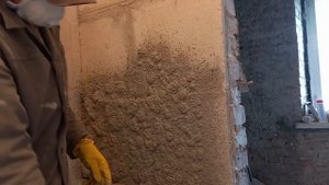 Как выровнять стену с перепадом в 85 мм дёшево.