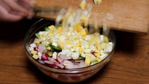 Весенний салат с редисом, огурцом и яйцами. Просто, но очень вкусно!