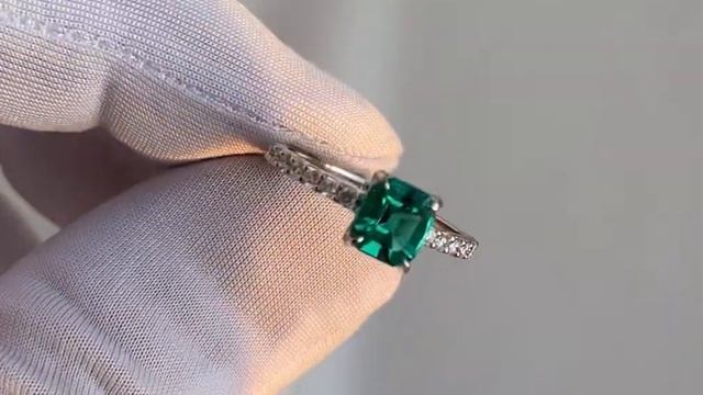 Кольцо с изумрудом 0,92 кт и бриллиантовой дорожкой смотреть онлайн