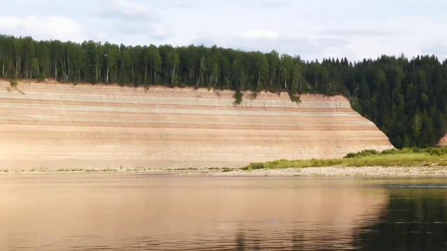 Обрыв у д.Опоки, река Сухона, вид с плота