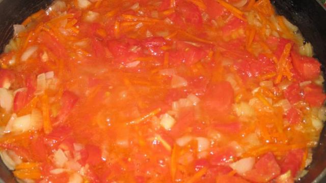Минтай томленный на сковороде с овощами