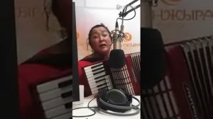 Киргизка поёт от души.