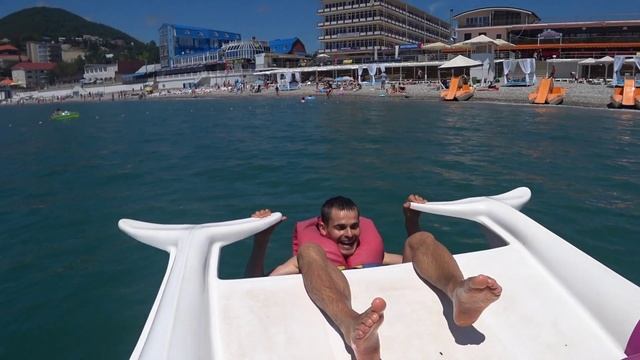 ЛАЙФХАК! Как залезть с воды на катамаран. смотреть онлайн