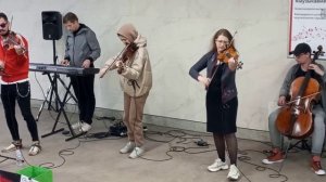 Ennio Morricone в метро. Играет «Moon Eclipse»