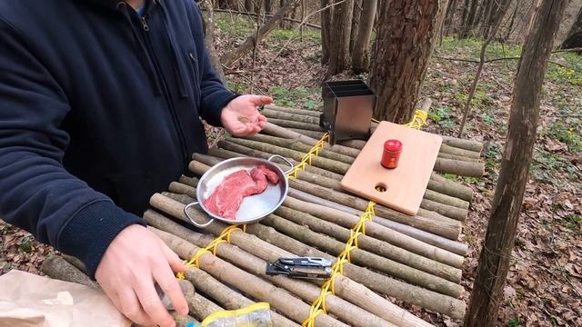 Bushcraft table & Chuck Roll steak on fire смотреть онлайн