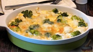 Когда брокколи и цветную капусту съедят первыми.
КУРИЦА С КАПУСТОЙ, СЫРОМ И СЛИВКАМИ