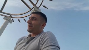 Мы любим тех, кто нас не любит,
Мы губим тех, кто в нас влюблён.