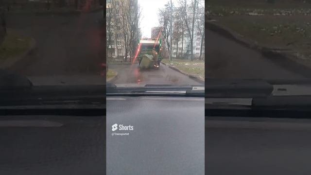 Свернуть некуда за мусоровозом по двору #Shorts