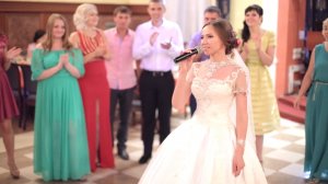 Невеста поёт песню жениху на свадьбе