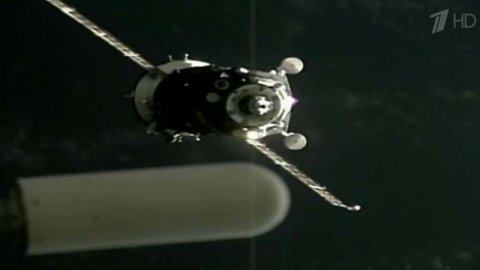Космический корабль "Союз" новой серии успешно причалил к МКС
