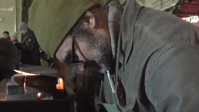 "Хорошо там, где работа есть...", - Вячеслав Сидельников. Кузнецы, Москва, 2015 / blacksmiths 01280 смотреть онлайн