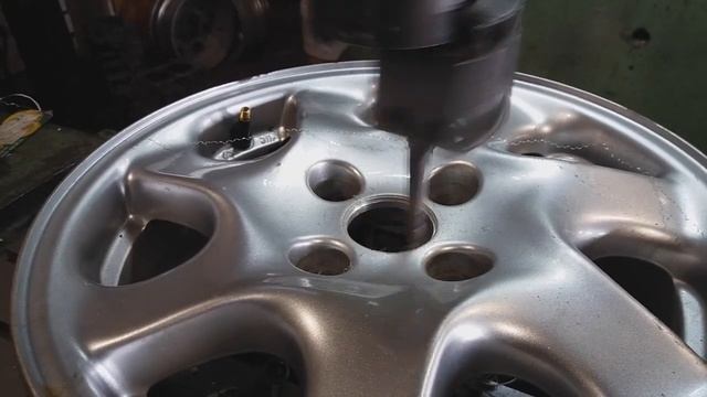 Подготовка к балансировке легкосплавного диска автомобиля Peugeot
