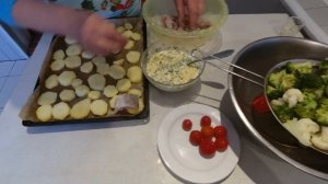 РЫБА В ДУХОВКЕ с овощами и сыром.