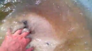 Промывка песка песочного фильтра для бассейна.