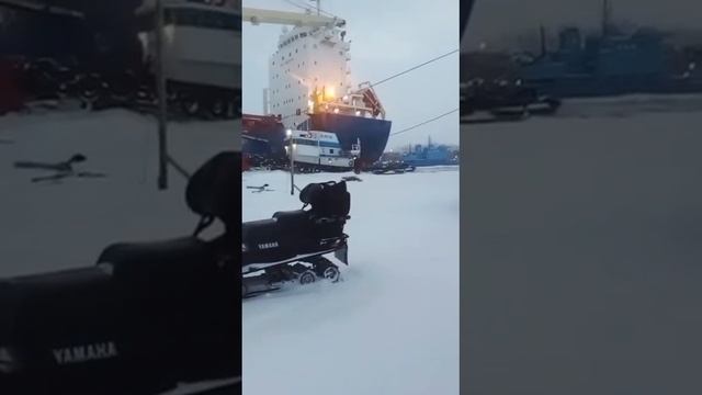 Сегодня утром на переправе Хабарка - Соломбала застрял кораблик, по всей видимости POLA DUDINKA, ...
