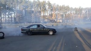 Мерседес Е210, Mercedes 4,2 дрифтует палим резину, мерседес турбо ,дрифт на авто