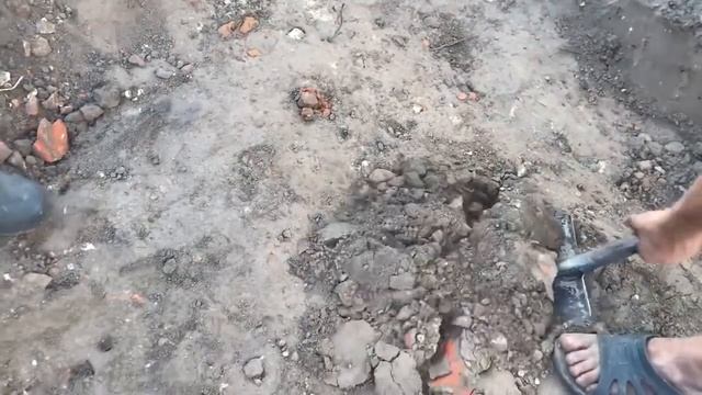 Шурф фундамента,на старой деревне,решили шурфить фундамент, и нашли много серебряных монет на шурфе