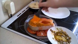 Стейк форели в духовке с овощами