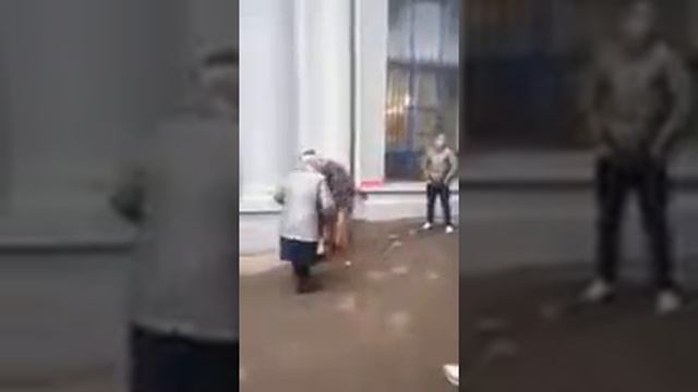 Ужас! Полицаи задерживают пожилых дедушку ветерана и бабушку смотреть онлайн