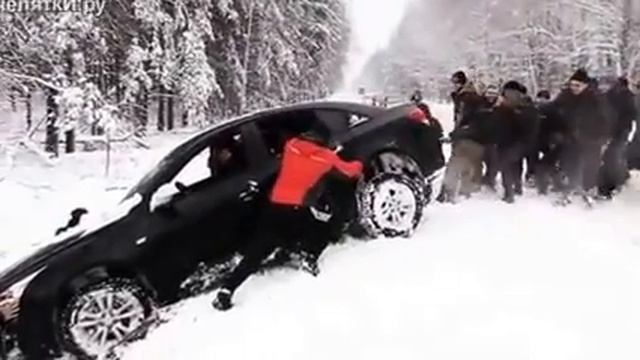 Машину вытащили из кювета, всем миром... смотреть онлайн