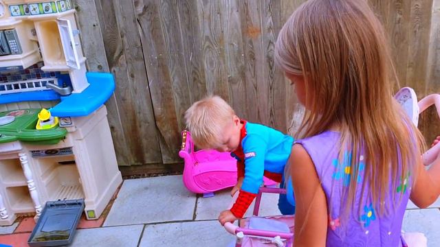 Эльвира и Райан играют в куклы на площадке смотреть онлайн