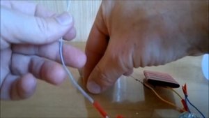 ?  ЛАМПОЧКА  ГОРИТ ОТ ВОДЫ       Как сделать такую лампу ?