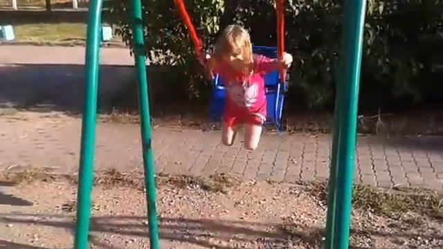 Девочка Юля катается на качелях смотреть онлайн