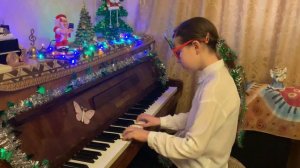 SOFT MOZART Winter Recital 2019-2020 Anna (11).  Шуман "Дед Мороз" (фрагмент)