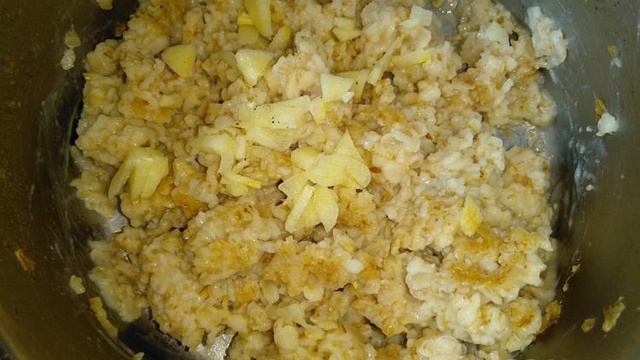 Овсяные котлеты с орехами, морковью и майонезом на сковороде