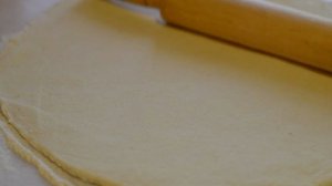 Мини-рогалики из песочного теста с малиной