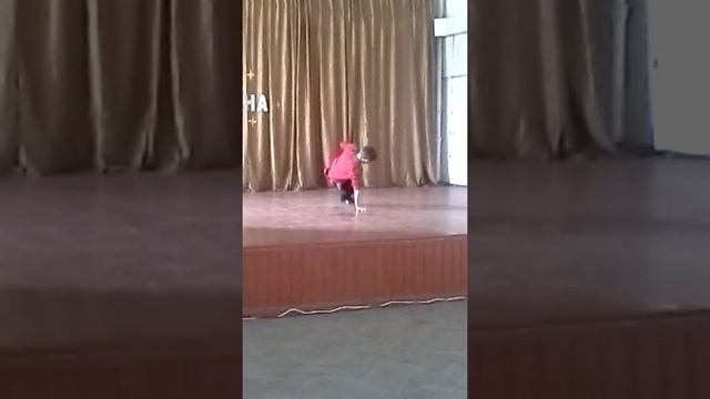 Пацан танцует брейк данс смотреть онлайн