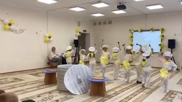 Каролина - "Танец поварят" в детском саду "Ладушки" ко Дню Повара, Тольятти 20.10.2022