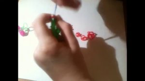 Плетение вишни из резинок.