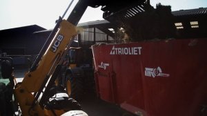 Фронтальный погрузчик с телескопической стрелой JCB TM320S - аграрных дел мастер!