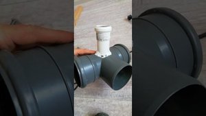 Врезка в канализационную трубу из полипропелена паяльником.
