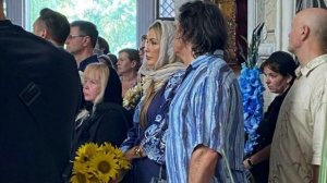 Минуту назад! МУЖ С ТРУДОМ СТОЯЛ У ГРОБА... Шокирующие фото с похорон Русланы Писанки взорвали сеть